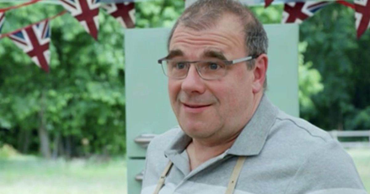 Bake Off fans divided as Jurgen drops sausage rolls on floor and feeds them to judges