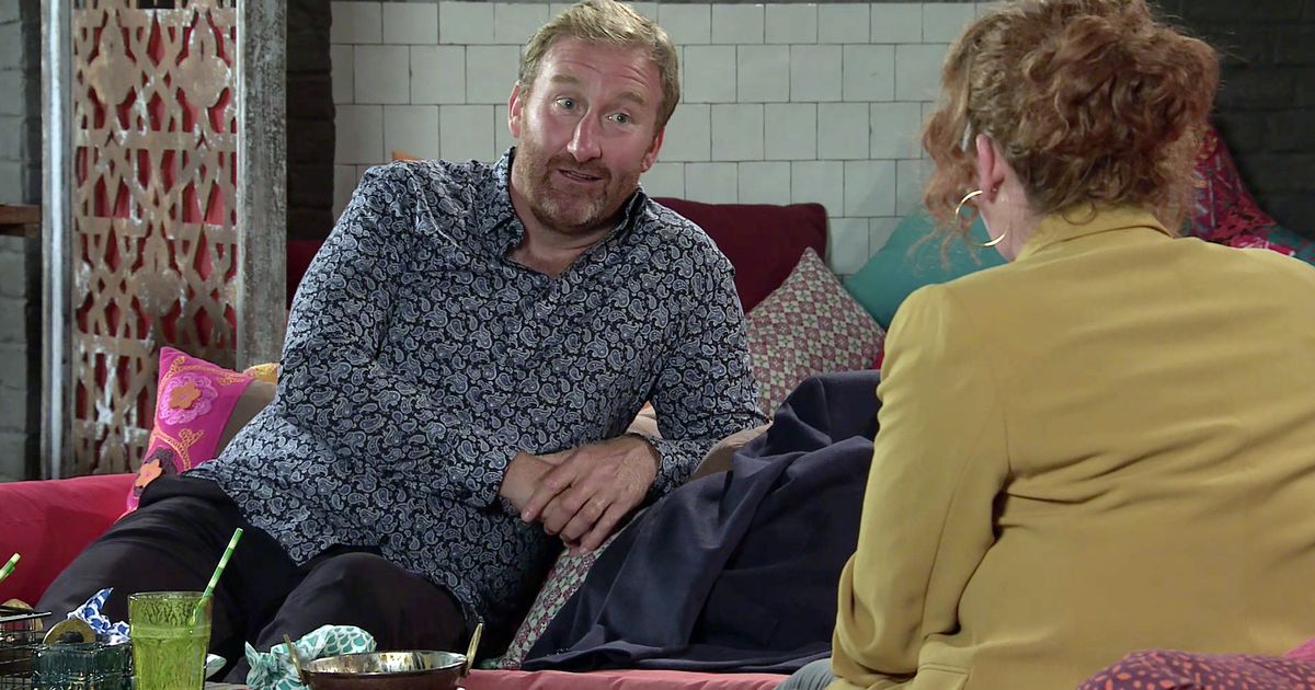 Corrie fans 'expose' link between Fiz's new man Phill and her evil ex John Stape
